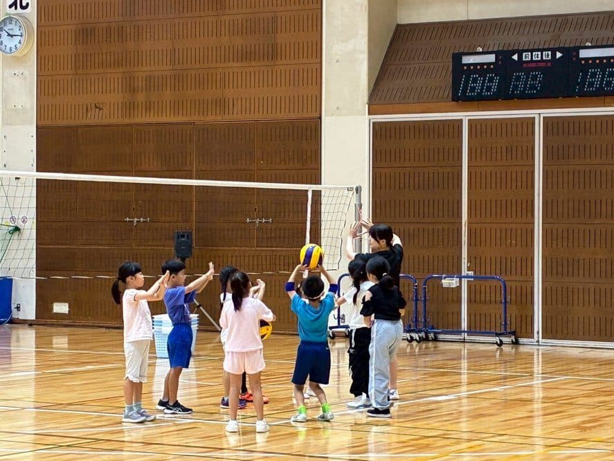 体育館でバレーボールを練習している写真