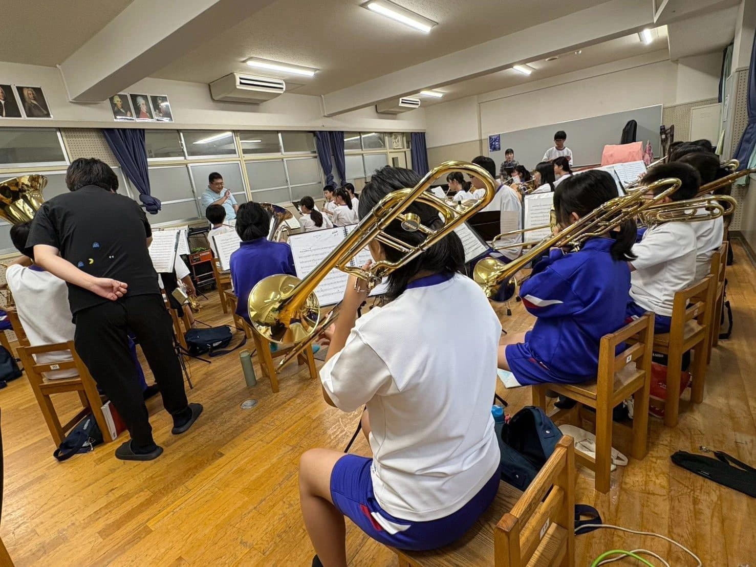 中学生が吹奏楽の合奏を練習している写真
